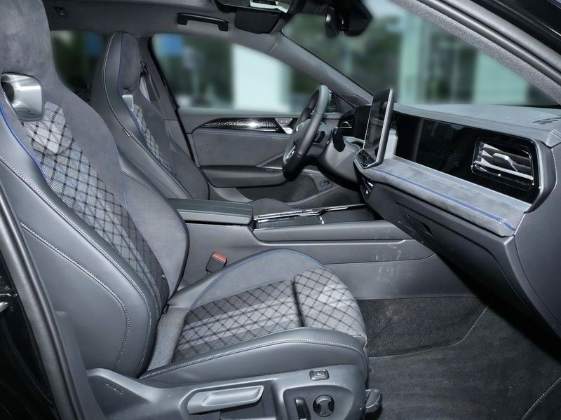 Gebraucht VW Passat R-line 150 PS (110 kW) 2024 Schwarz Van / Kleinbus