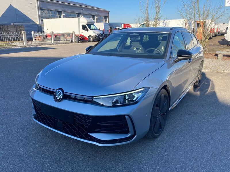 Oyster silver metallic Gebraucht 2024 VW Passat R-line Kombi | 42.990 € (Superpreis) - Bild 1/4