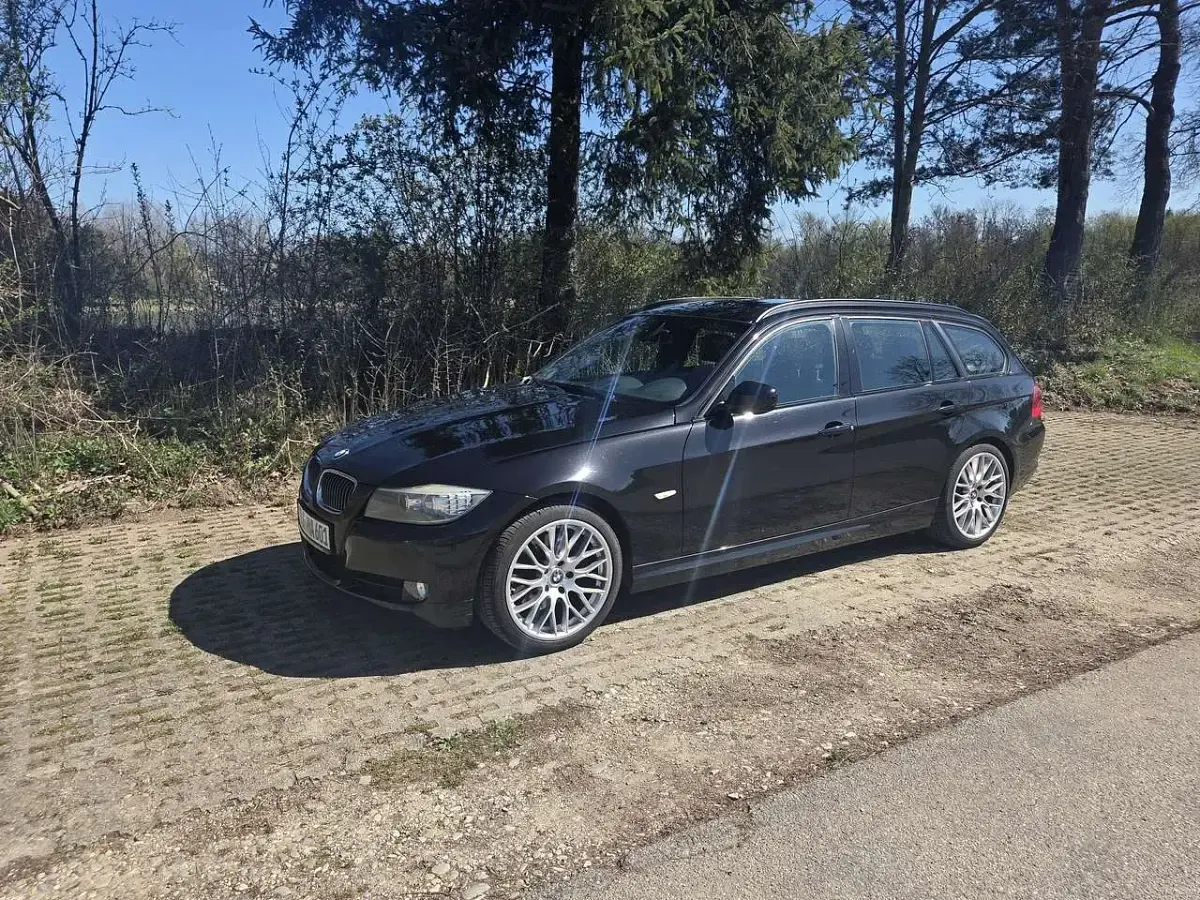 Gebraucht BMW 330 Basis 245 PS (180 kW) 2010 Schwarz Kombi