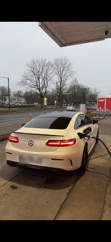 Gebraucht Mercedes E220 AMG 194 PS (142 kW) 2018 Weiß Coupé