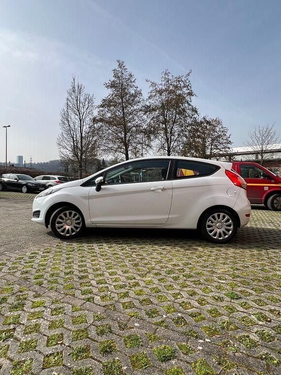 Gebraucht Ford Fiesta Trend 60 PS (44 kW) 2013 Weiß Kleinwagen