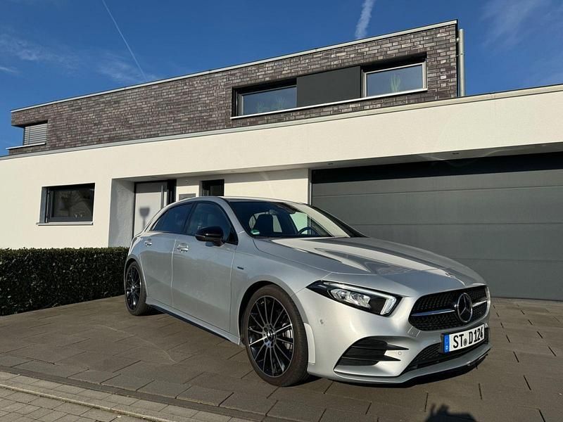 Silber Gebraucht 2022 Mercedes A200 AMG Limousine | 29.150 € (Guter Preis) - Bild 1/4