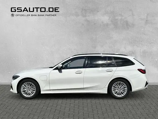Gebraucht BMW 330e Sport Line 292 PS (214 kW) 2021 Alpinweiss iii (weiss) Kombi