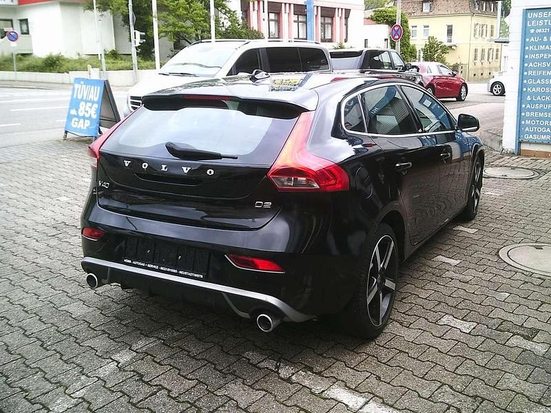 Gebraucht Volvo V40 Momentum 120 PS (88 kW) 2015 Onyx black / metallic Kombi