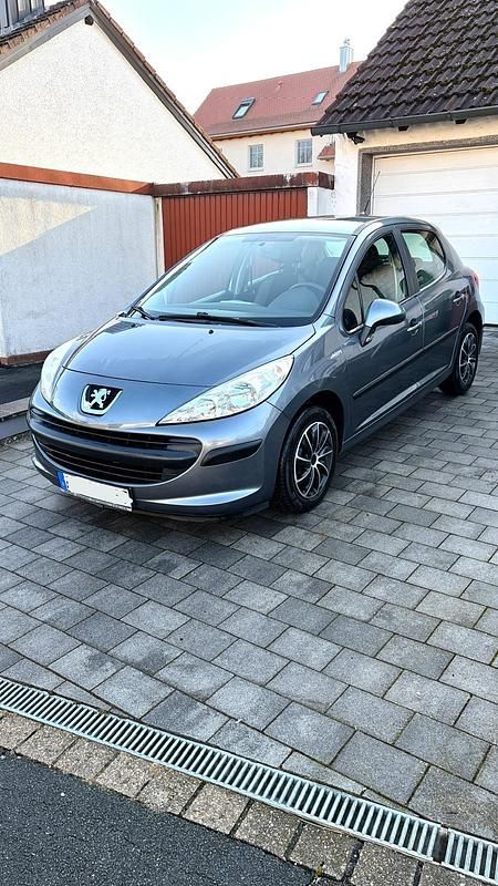 Grau Gebraucht 2008 Peugeot 207 Limousine | 2.350 € (Fairer Preis) - Bild 1/4