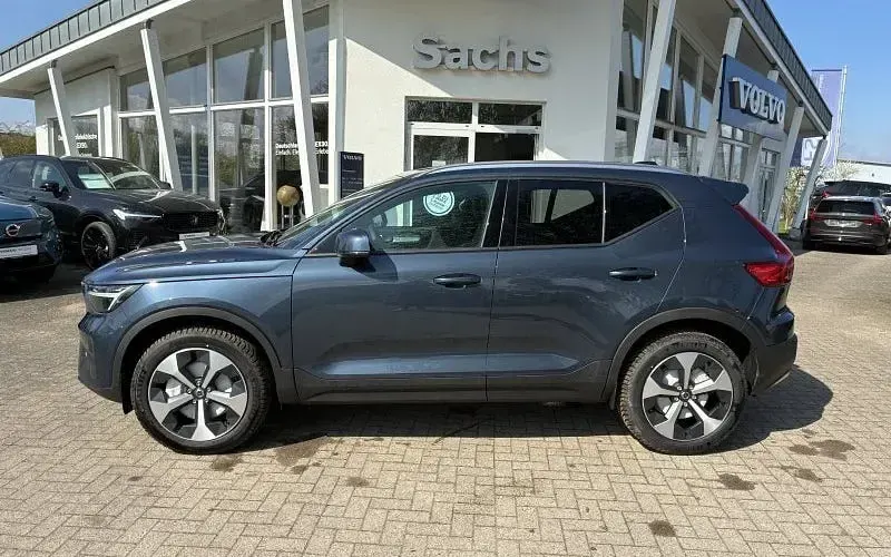 Neu Volvo XC40 Core 163 PS (119 kW) 2026 Blau SUV