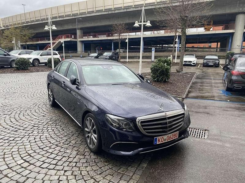 Blau Gebraucht 2017 Mercedes E350 Business Limousine | 39.950 € - Bild 1/4