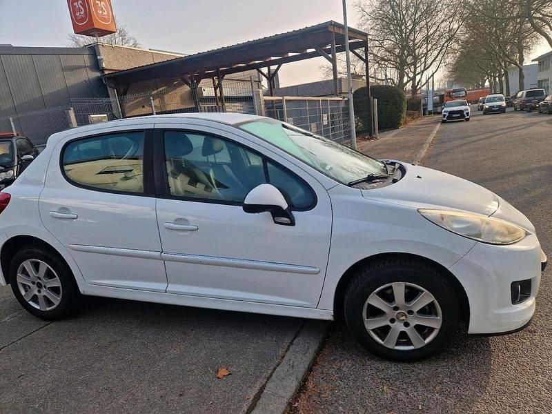 Gebraucht Peugeot 207 95 PS (69 kW) 2011 Weiß Kleinwagen