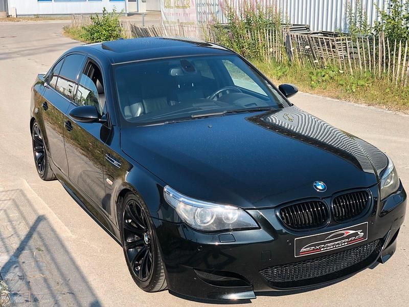 Second-hand BMW M5 Performance 507 CP (372 kW) 2005 Negru Berlinǎ