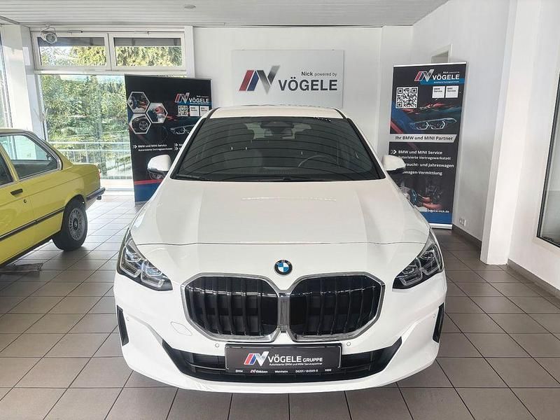 Weiß Gebraucht 2024 BMW 218 Active Tourer Sport Line Van / Kleinbus | 30.490 € (Fairer Preis) - Bild 1/4