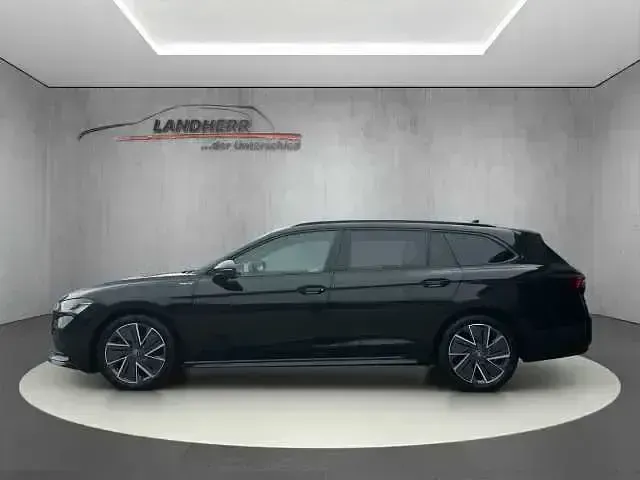 Używany Skoda Superb 193 KM (141 kW) 2025 Czarny Kombi