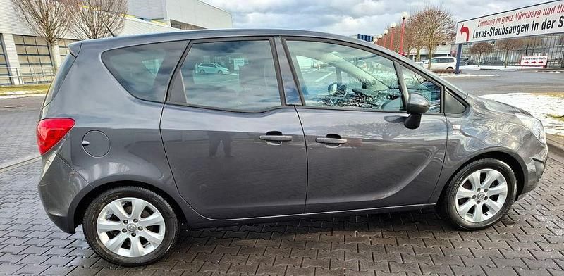 Grau Gebraucht 2012 Opel Meriva Edition Van / Kleinbus | 6.950 € (Fairer Preis) - Bild 1/4