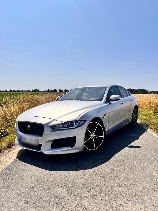 Blau Gebraucht 2015 Jaguar XE S Limousine | 18.000 € (Fairer Preis) - Bild 1/4