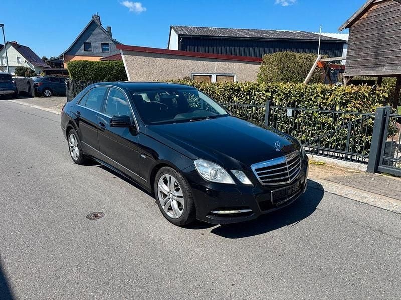 Gebraucht Mercedes E250 Avantgarde 204 PS (150 kW) 2009 Schwarz Limousine