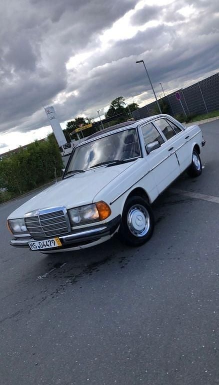 Weiß Gebraucht 1982 Mercedes E200 Limousine | 4.000 € - Bild 1/4