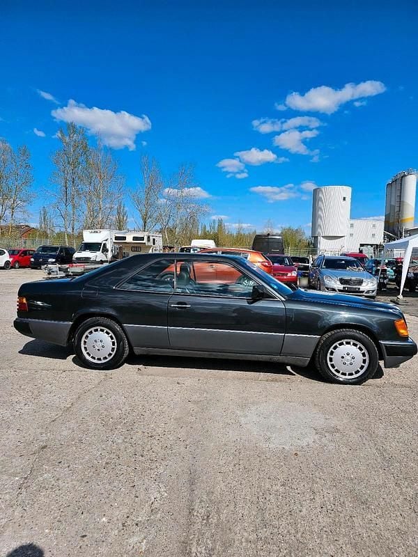 Second-hand Mercedes E300 220 CP (161 kW) 1992 Negru Coupe