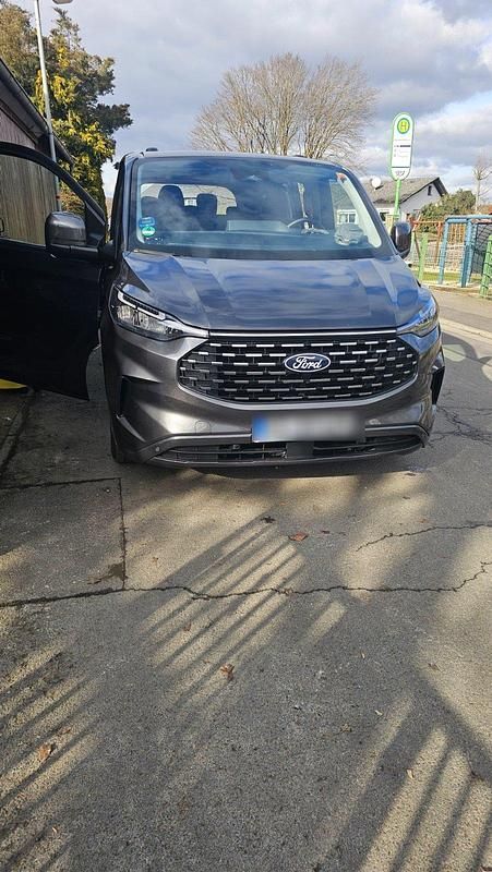 Gebraucht Ford Tourneo Titanium 170 PS (125 kW) 2025 Schwarz Van / Kleinbus