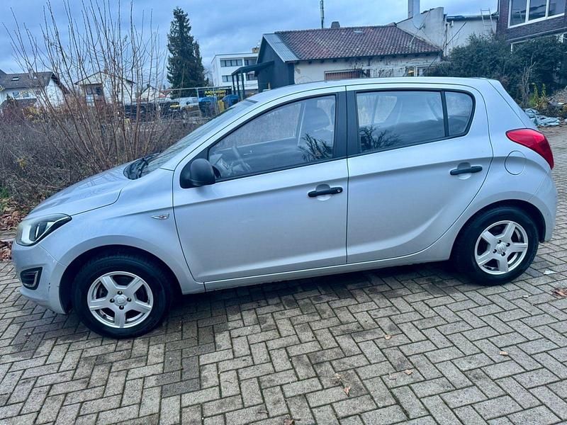 Silber Gebraucht 2014 Hyundai i20 Edition Kleinwagen | 4.900 € (Fairer Preis) - Bild 1/4