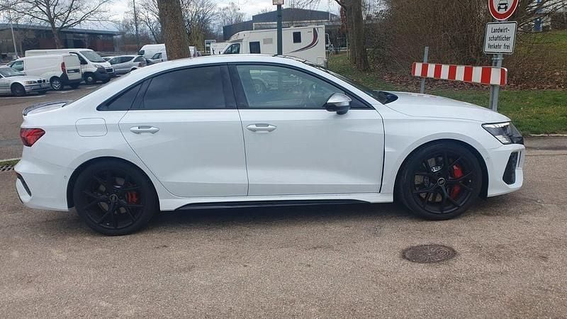 Weiß Gebraucht 2023 Audi RS3 Ambiente Kleinwagen | 58.400 € (Guter Preis) - Bild 1/4