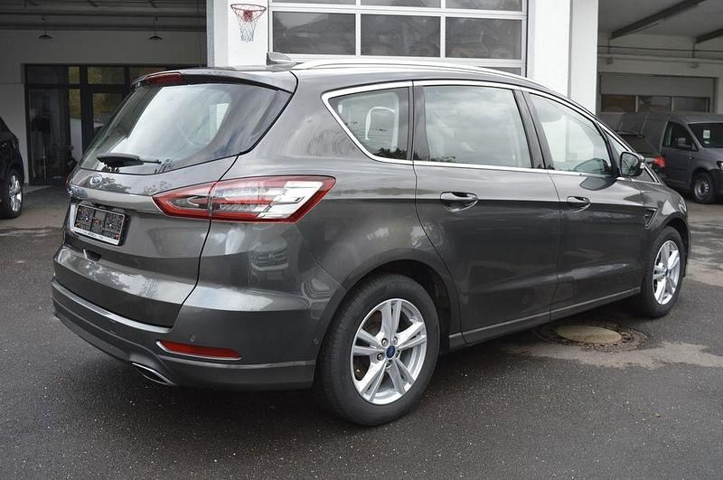 Gebraucht Ford S-MAX Titanium 190 PS (139 kW) 2022 Grau Van / Kleinbus