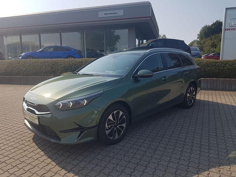Grün Neu 2025 Kia Ceed Sportswagon Kombi | 26.990 € (Fairer Preis) - Bild 1/4