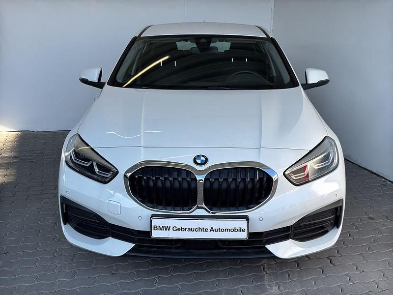 Alpinweiss Gebraucht 2022 BMW 118 Advantage Kleinwagen | 20.689 € (Fairer Preis) - Bild 1/4