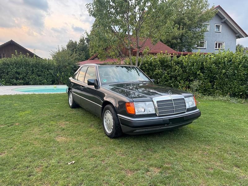 Schwarz Gebraucht 1993 Mercedes E280 Limousine | 11.850 € - Bild 1/4