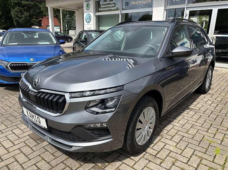 Graphitegrau metallic Neu 2025 Skoda Kamiq Selection SUV | 27.990 € (Fairer Preis) - Bild 1/2