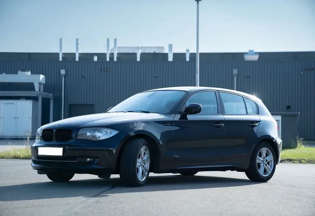 Gebraucht BMW 116 122 PS (89 kW) 2011 Schwarz Kleinwagen