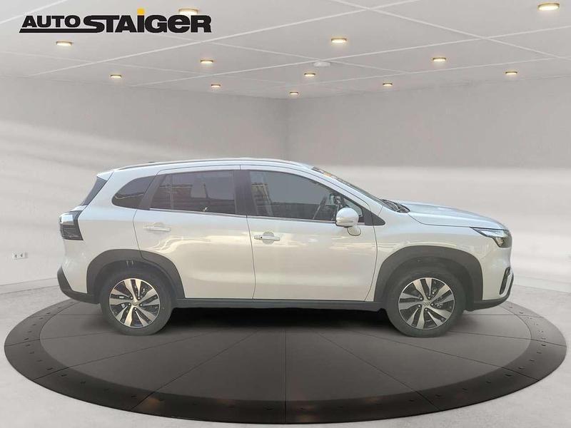 Cool white pearl metallic Neu 2025 Suzuki SX4 S-Cross Comfort SUV | 23.990 € (Guter Preis) - Bild 1/2