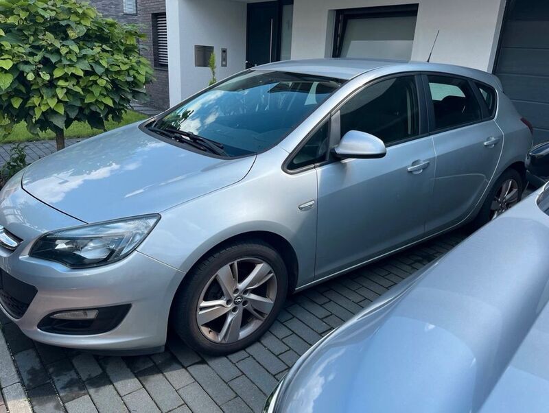Silber Gebraucht 2013 Opel Astra Edition Limousine | 2.950 € (Superpreis) - Bild 1/4