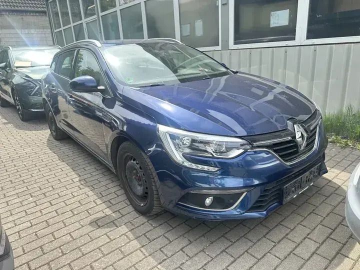 Weiß Gebraucht 2019 Renault Mégane IV Bose Edition Limousine | 15.606 € (Fairer Preis) - Bild 1/4