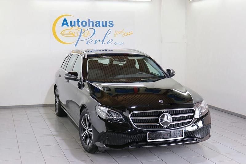Schwarz Gebraucht 2020 Mercedes E220 Avantgarde Limousine | 28.790 € (Guter Preis) - Bild 1/4