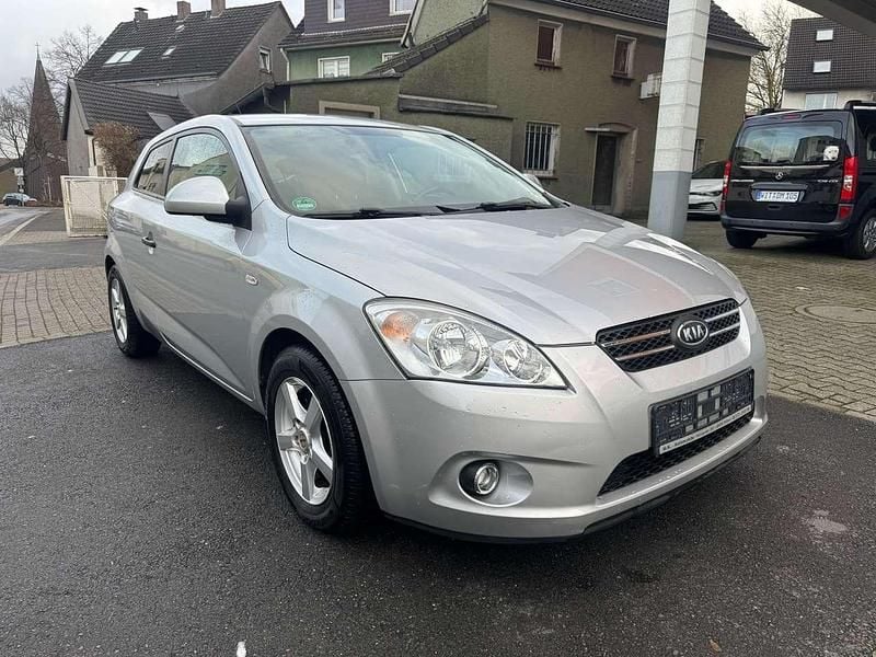 Gebraucht Kia Ceed LX 126 PS (92 kW) 2009 Kirunasilber met. Kleinwagen