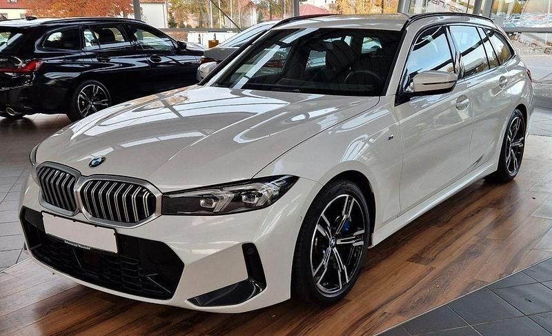 Weiß Gebraucht 2024 BMW 330 Shadowline Kombi | 36.298 € (Superpreis) - Bild 1/4