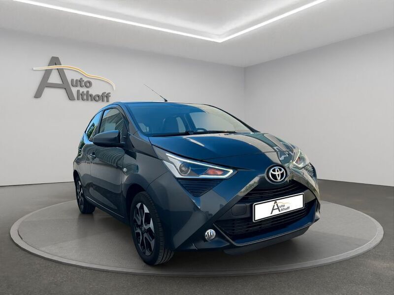 Grau Gebraucht 2020 Toyota Aygo Team Kleinwagen | 10.999 € (Fairer Preis) - Bild 1/4