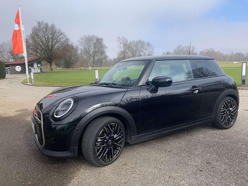 Gebraucht Mini Cooper Favoured 114 kW (156 PS) 2025 Schwarz Kleinwagen