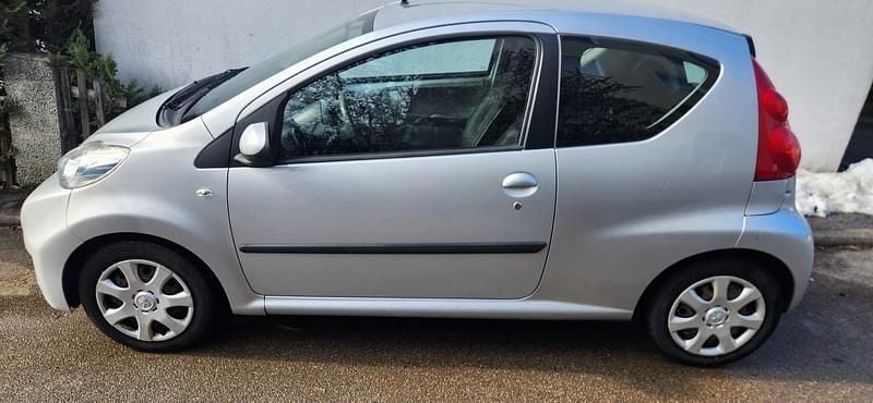 Gebraucht Peugeot 107 68 PS (50 kW) 2009 Silber Kleinwagen