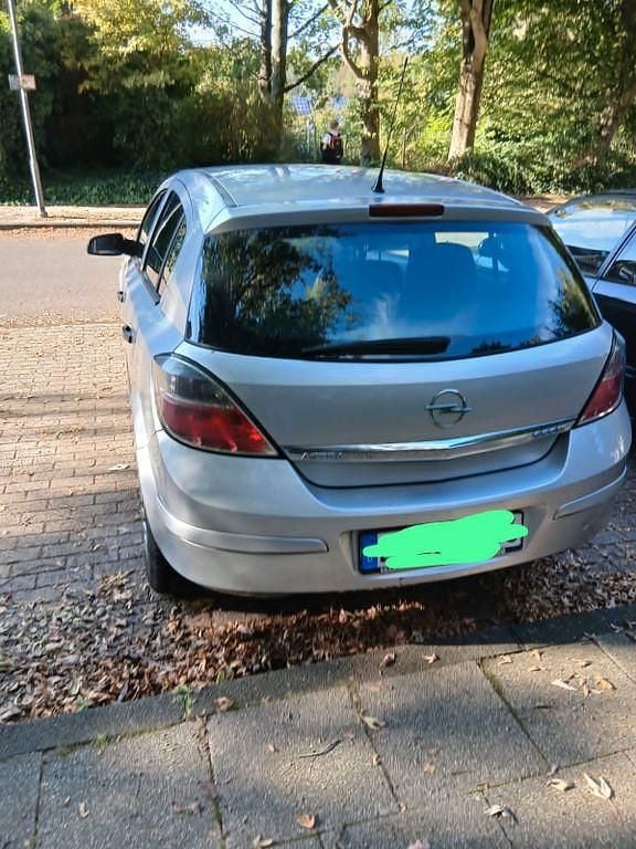 Silber Gebraucht 2009 Opel Astra Edition Limousine | 2.000 € (Guter Preis) - Bild 1/4
