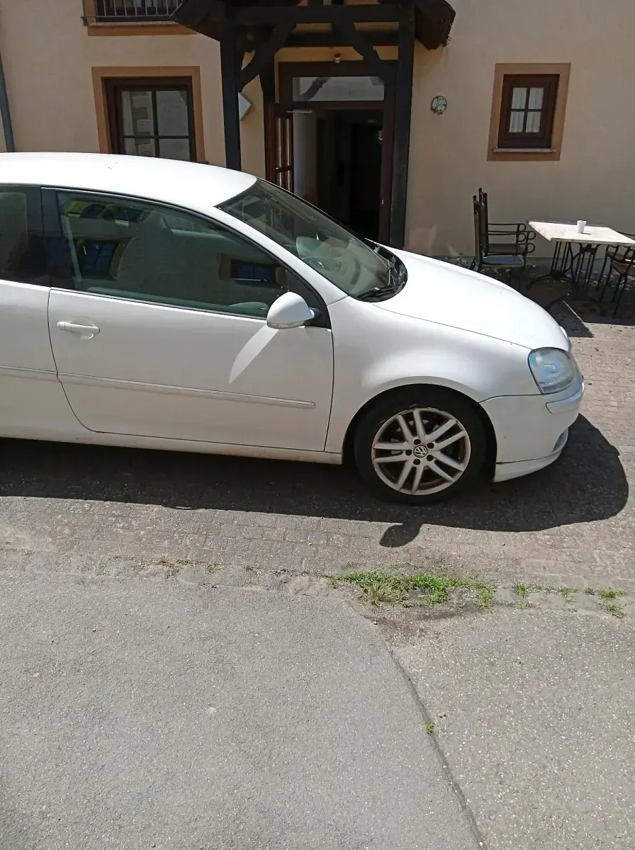 Gebraucht VW Golf V 102 PS (75 kW) 2008 Weiß Kleinwagen