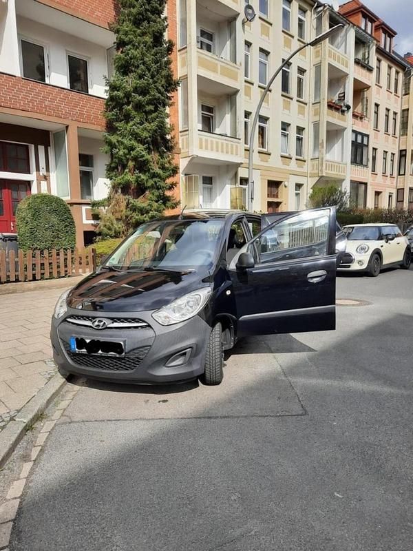 Schwarz Gebraucht 2012 Hyundai i10 Kleinwagen | 1.700 € - Bild 1/4