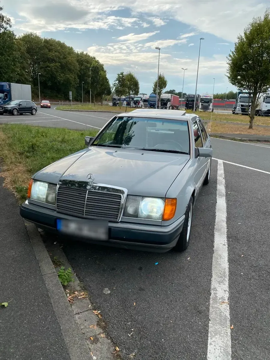 Gebraucht Mercedes 230 136 PS (100 kW) 1990 Grau Limousine