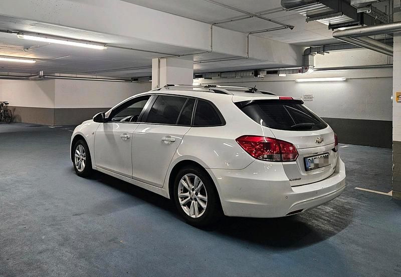 Weiß Gebraucht 2013 Opel Astra Kombi | 4.000 € (Guter Preis) - Bild 1/4