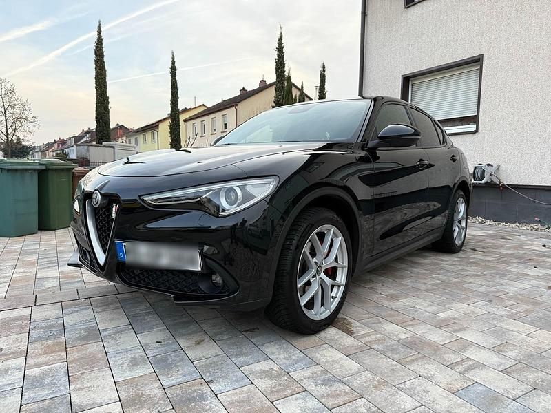 Schwarz Gebraucht 2017 Alfa Romeo Stelvio SUV | 20.800 € (Teuer) - Bild 1/4