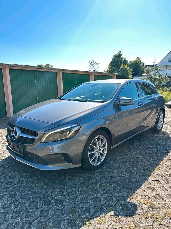 Grau Gebraucht 2015 Mercedes A180 Limousine | 13.399 € (Fairer Preis) - Bild 1/4