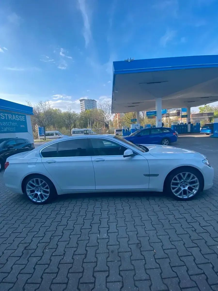 Gebraucht BMW 750 408 PS (300 kW) 2011 Weiß Limousine