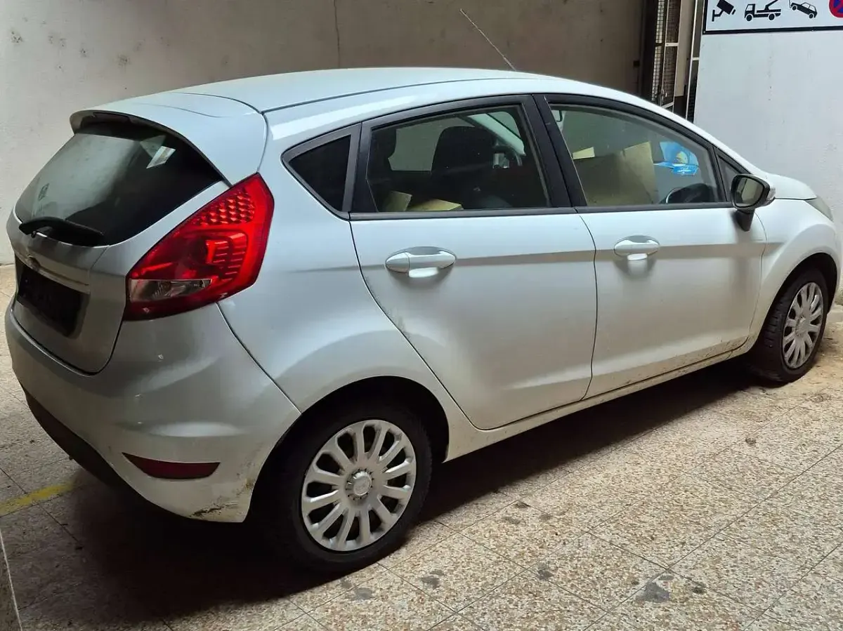Gebraucht Ford Fiesta Trend 82 PS (60 kW) 2012 Weiß Limousine