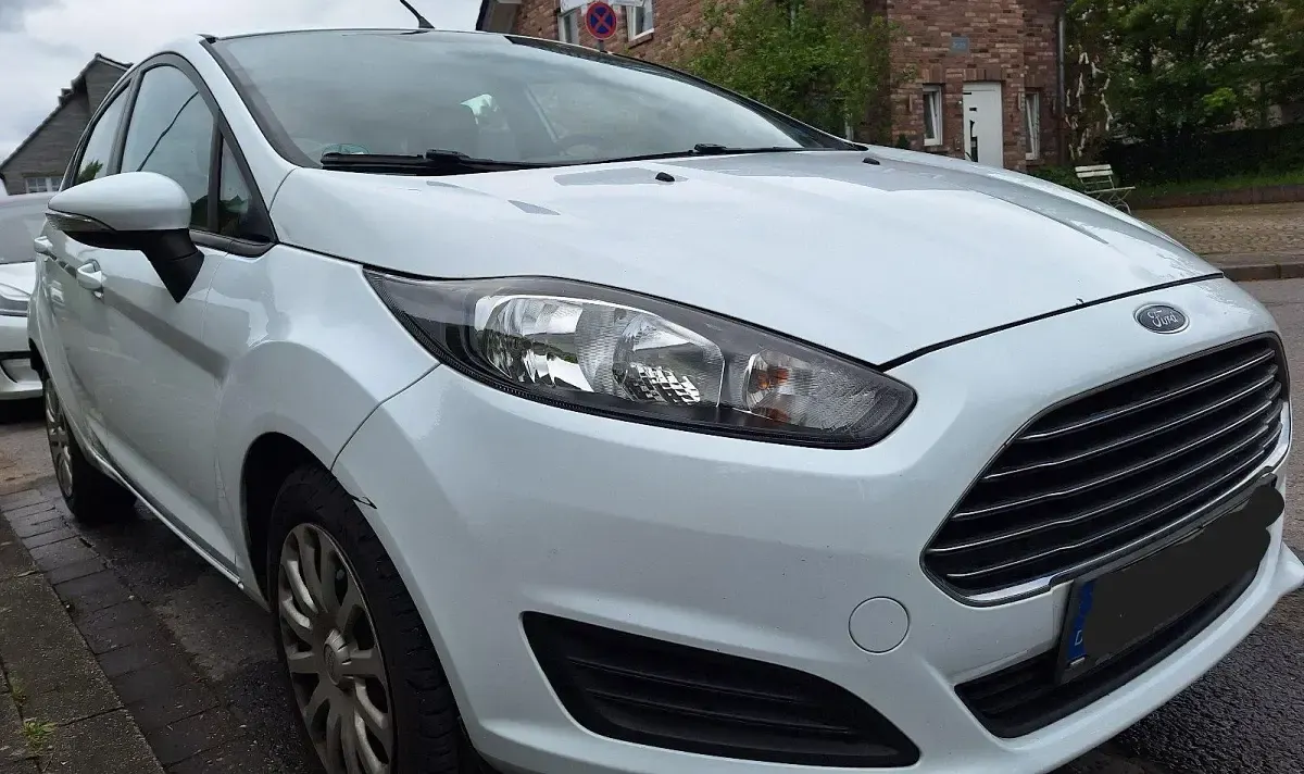 Gebraucht Ford Fiesta 95 PS (69 kW) 2012 Weiß Kleinwagen