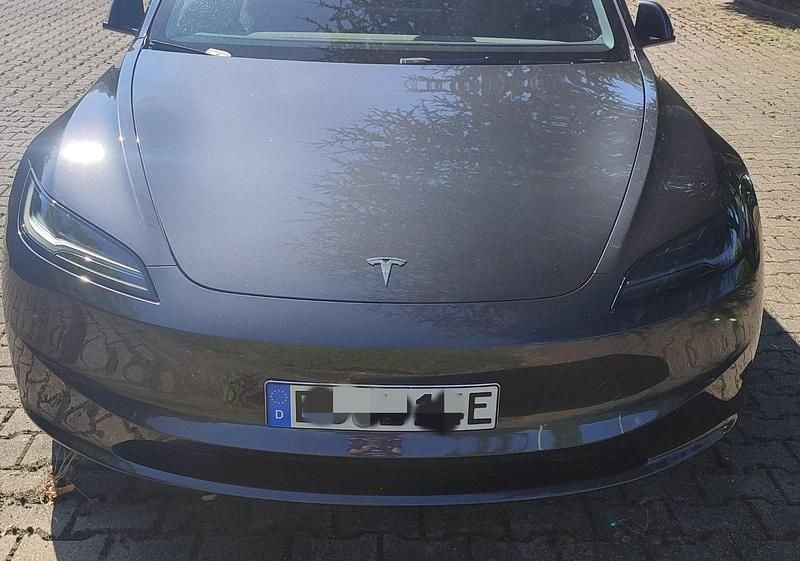 Grau Gebraucht 2023 Tesla Model 3 Standard Range Limousine | 33.990 € (Teuer) - Bild 1/3