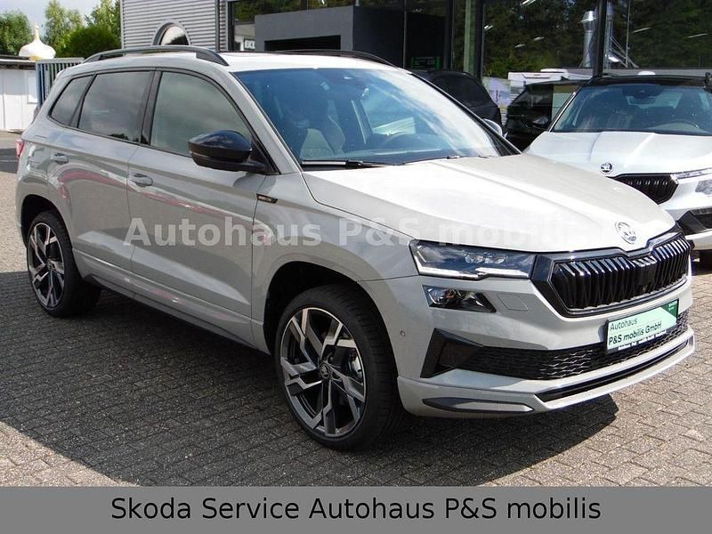 Grau Neu 2025 Skoda Karoq SportLine SUV | 37.900 € (Teuer) - Bild 1/4